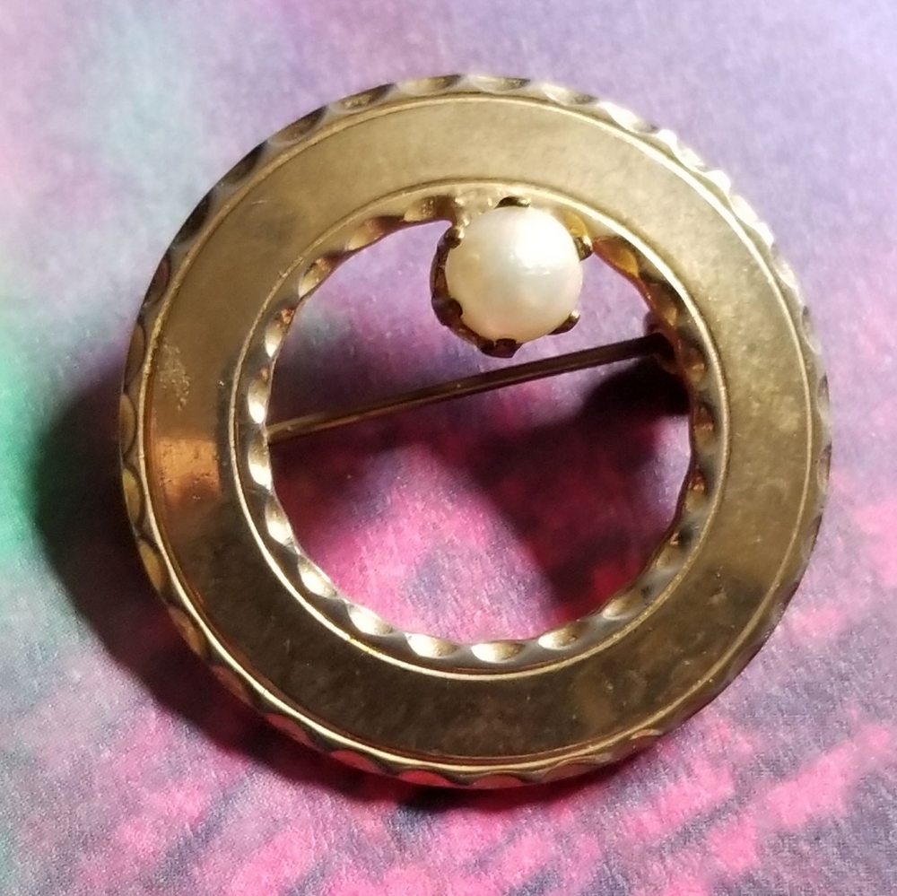 Vintage open circle brooch faux pearl